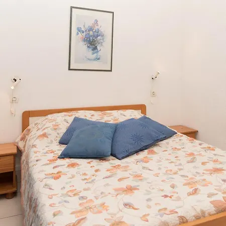 Le Lavandou, Location T2 Pour 4 Personnes, Vue - Fr-1-803-48